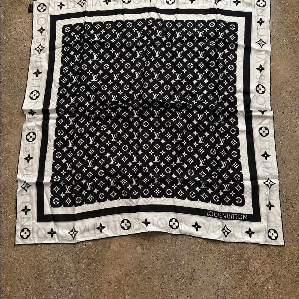 Louis Vuitton LV Scarf Monogram Infinity Square 90